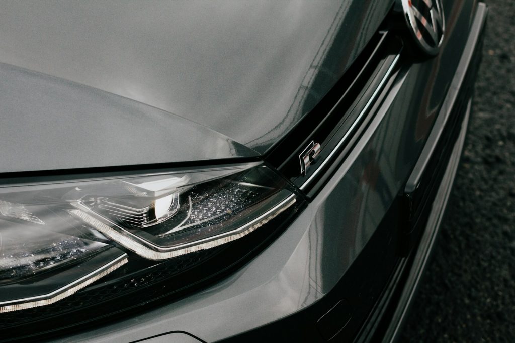 Kompletny przewodnik po reflektorach samochodowych – wybierz najlepsze oświetlenie do swojego auta